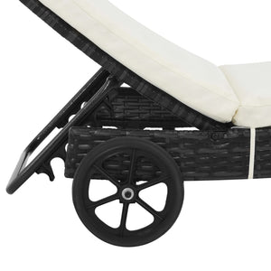 Lettini Prendisole 2 pz con Ruote con Cuscini Bianchi in Polyrattan Nero