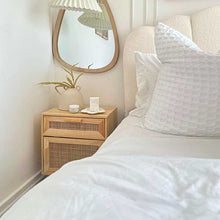 Laden Sie das Bild in den Galerie-Viewer, Comodini 2 pz Marroni Legno Massello di Pino e Rattan Naturale