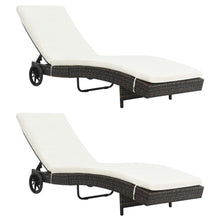 Carica l&#39;immagine nel visualizzatore di Gallery, Lettini Prendisole 2 pz con Ruote con Cuscini Bianchi in Polyrattan Marrone
