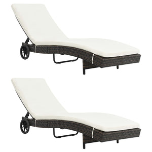 Lettini Prendisole 2 pz con Ruote con Cuscini Bianchi in Polyrattan Marrone