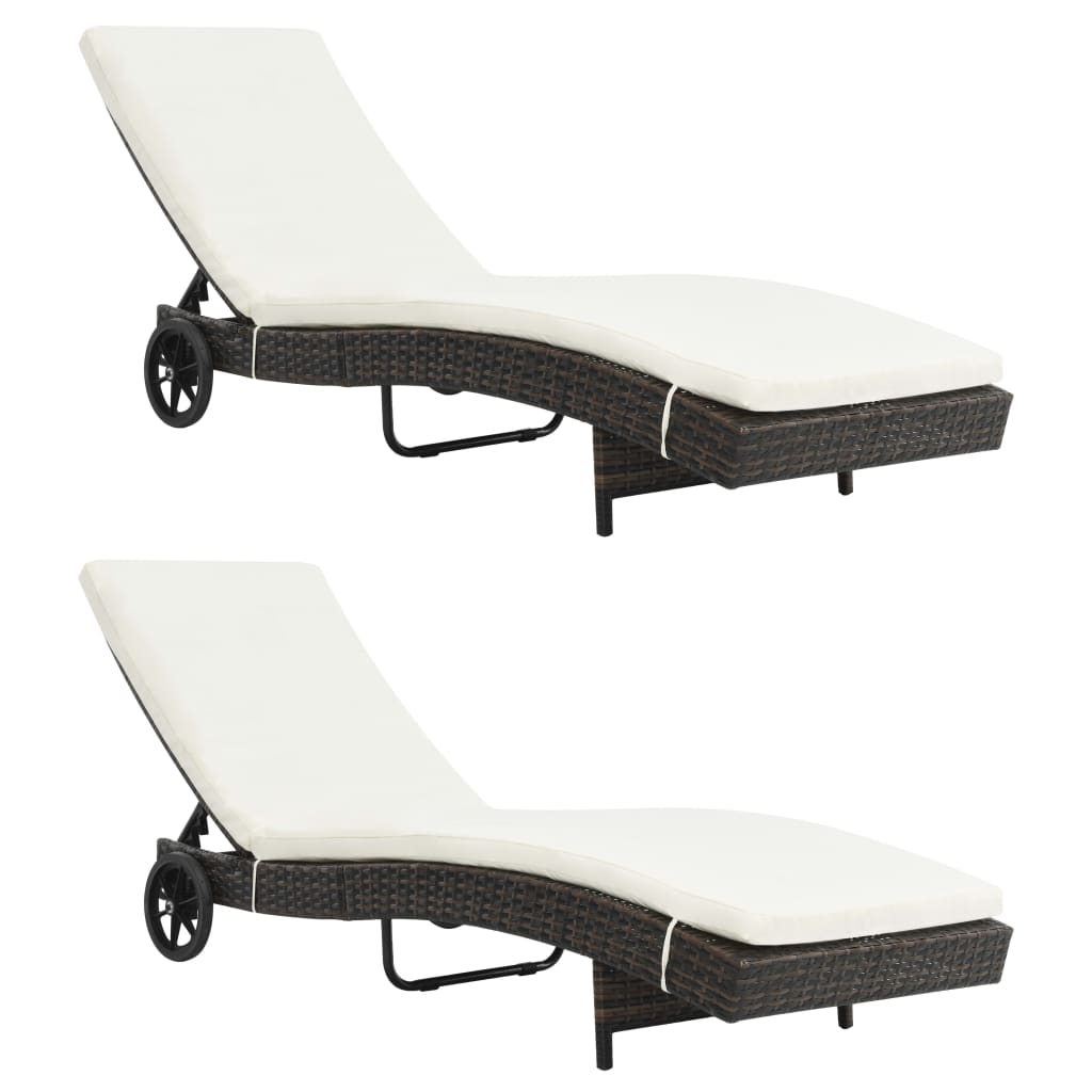 Lettini Prendisole 2 pz con Ruote con Cuscini Bianchi in Polyrattan Marrone