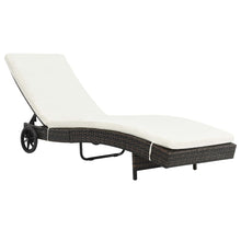 Carica l&#39;immagine nel visualizzatore di Gallery, Lettini Prendisole 2 pz con Ruote con Cuscini Bianchi in Polyrattan Marrone