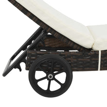 Carica l&#39;immagine nel visualizzatore di Gallery, Lettini Prendisole 2 pz con Ruote con Cuscini Bianchi in Polyrattan Marrone
