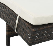 Carica l&#39;immagine nel visualizzatore di Gallery, Lettini Prendisole 2 pz con Ruote con Cuscini Bianchi in Polyrattan Marrone
