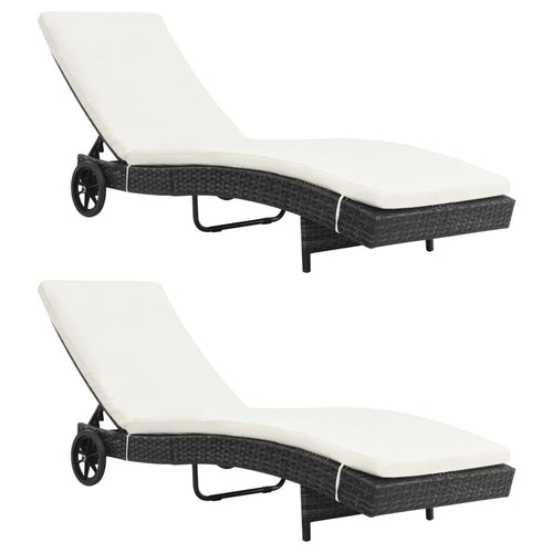 Lettini Prendisole 2 pz con Ruote con Cuscini Bianchi in Polyrattan Nero