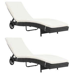Lettini Prendisole 2 pz con Ruote con Cuscini Bianchi in Polyrattan Nero