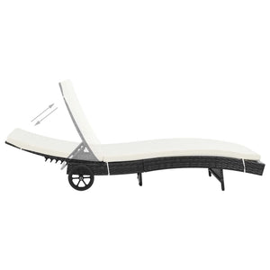 Lettini Prendisole 2 pz con Ruote con Cuscini Bianchi in Polyrattan Nero